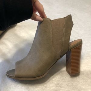 Peep toe bootie